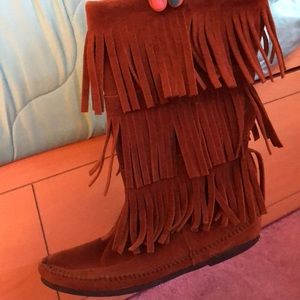 Minnetonka 3-Layer fringe boot lightly used!